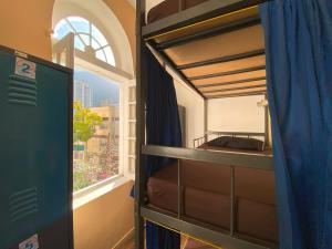 - une chambre avec des lits superposés et une fenêtre dans l'établissement Aurora Hostel Rio, à Rio de Janeiro