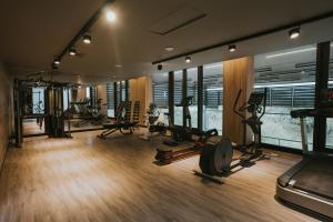 - une salle de sport avec plusieurs tapis de course et machines dans l'établissement Howard Johnson Plaza La Ribera, à Resistencia