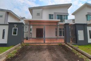 une maison avec une porte devant elle dans l'établissement Desaru Spacious 6 Rooms Bungalow 22paxes KTV-Billard-BBQ-Netflix, à Kota Tinggi