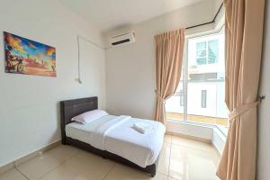 - une chambre avec un lit et une grande fenêtre dans l'établissement Desaru Spacious 6 Rooms Bungalow 22paxes KTV-Billard-BBQ-Netflix, à Kota Tinggi