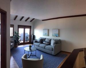 Ein Sitzbereich in der Unterkunft Hamilton Cove Panoramic Ocean View Condo #2/32