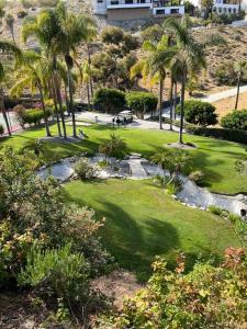 Ein Garten an der Unterkunft Hamilton Cove Panoramic Ocean View Condo #2/32