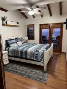 sypialnia z łóżkiem i wentylatorem sufitowym w obiekcie Hamilton Cove Panoramic Ocean View Condo #2/32 w mieście Avalon