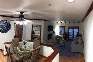 uma sala de estar com uma mesa e uma sala de jantar em Hamilton Cove Panoramic Ocean View Condo #2/32 em Avalon