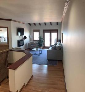 Ein Sitzbereich in der Unterkunft Hamilton Cove Panoramic Ocean View Condo #2/32