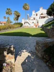 Ein Garten an der Unterkunft Hamilton Cove Panoramic Ocean View Condo #2/32