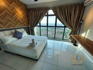 Luxe Suites at Skyloft في جوهور باهرو: غرفة نوم بسرير ونافذة كبيرة