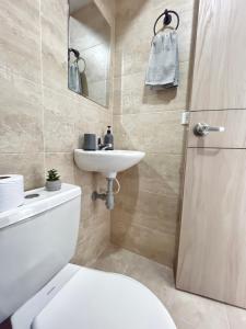 uma casa de banho com um WC, um lavatório e um chuveiro em Apartamento 30min del Mar em Cartagena das Índias