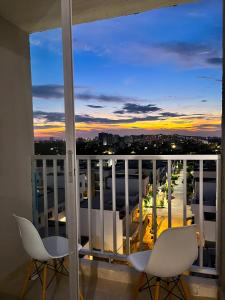 a balcony with a view of the city at sunset at Apartamento 30min del Mar in Cartagena de Indias
