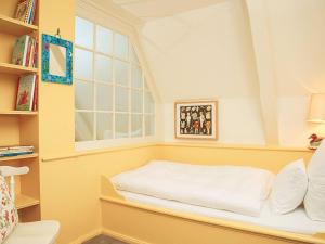 a small bedroom with a bed and a window at Zollhaus in Kampen