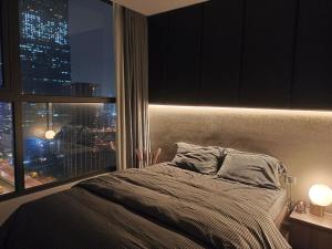 une chambre avec un lit avec vue sur une ville dans l'établissement Vinhomes West Point, à Hanoï 73 autres photos