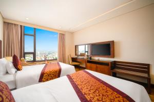 Postelja oz. postelje v sobi nastanitve Minh Toan Galaxy Hotel