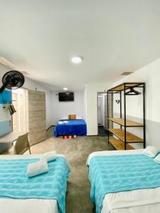布卡拉曼加的住宿－Hotel Anauco，酒店客房配有两张床和一张书桌
