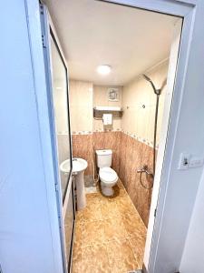 a small bathroom with a toilet and a sink at Hotel Vi&ecirc;̣t Mỹ in Hanoi