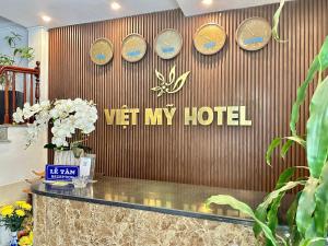 a hotel lobby with a sign on the wall at Hotel Vi&ecirc;̣t Mỹ in Hanoi