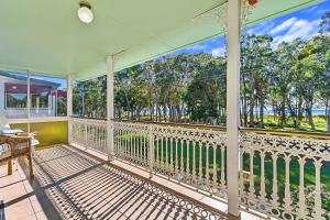 ToogoomOceanViews on Burrum Up的空门廊,享有水景