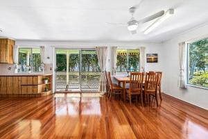 ToogoomOceanViews on Burrum Up的配有桌椅的厨房和餐厅