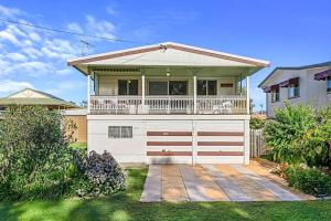 ToogoomOceanViews on Burrum Up的房屋前方设有阳台