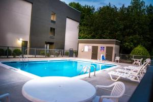 Бассейн в La Quinta Inn & Suites by Wyndham Fayetteville I-95 или поблизости