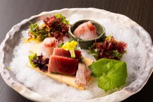 un plato de comida con pescado y verduras en una mesa en 料理の宿　伊豆の花 en Ito