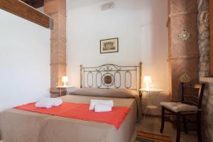 a bedroom with a bed with two towels on it at Case Navarra in Balata di Baida