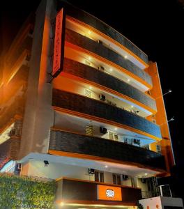 マニラにあるストーン ハウス ホテル パサイの看板が目の前にある高層ビル