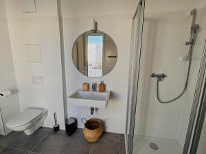 Gemütliche Wohnung mit Flair und Natur pur في فيينا: حمام مع مرحاض ومغسلة ومرآة