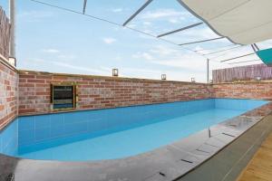 uma grande piscina num edifício de tijolos em The Bay Hotel and Pool Villa em Suncheon