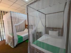 HabawewaにあるWilpattu Mookalan Resortのテント内のベッドルーム1室(ベッド2台付)