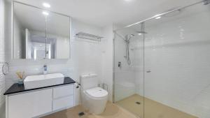 Bilik mandi di Aqua View 504, 29 Canberra Tce, Kings Beach