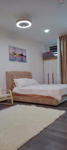 1 dormitorio con cama y alfombra en Melangok Homestay en Kajang