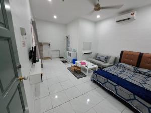 ムアルにあるEsah Best INNのベッドとソファのある部屋