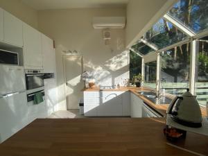 Kuchyň nebo kuchyňský kout v ubytování Sassafras Treehouse Private home in the Dandenong Ranges, Victoria