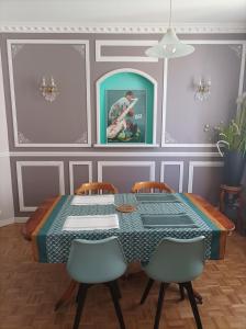 uma sala de jantar com mesa e cadeiras em La Note Verte Pause en ville em Foix