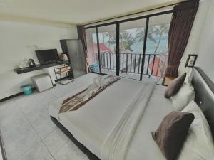 Postel nebo postele na pokoji v ubytování The Shore Samui