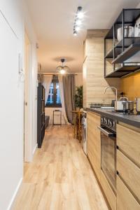 cocina con suelo de madera y encimera en Maior 5 Apartamentos, en Verín