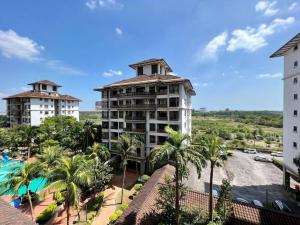 une vue aérienne d'un complexe avec piscine et palmiers dans l'établissement Mahkota Prd Pahlawan Homestay 1Rom-4pax/free wi-fi, à Malacca