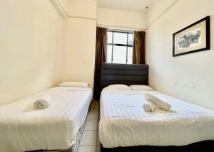 deux lits jumeaux dans une chambre avec fenêtre dans l'établissement Mahkota Prd Pahlawan Homestay 1Rom-4pax/free wi-fi, à Malacca 6 autres photos