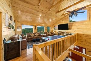 ein großes Wohnzimmer mit einem Billardtisch in einer Hütte in der Unterkunft LUXURY 4BR Cabin in Gatlinburg with Views Hot Tub with Private Deck Game Room Most Popular Coffee Bar Perfect for Family Getaway Tennis Courts Infant Crib and Karaoke System in Gatlinburg