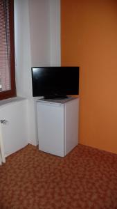 Telewizja i/lub zestaw kina domowego w obiekcie hotel KORUNA