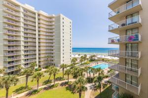 uma vista aérea de um edifício com palmeiras e do oceano em Seaside Beach & Racquet 5614 em Romar Beach