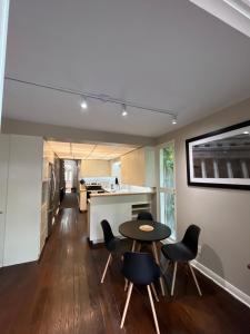 une cuisine et une salle à manger avec une table et des chaises dans l'établissement 49 Hostel, à Toronto 18 autres photos