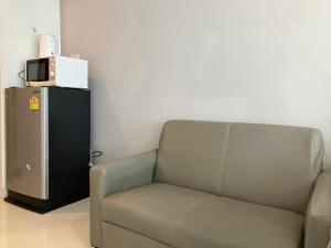 a living room with a couch and a microwave at 2 mins walk to BTS Bang Chak in Bangkok