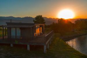 una cabaña con la puesta de sol en el fondo en 7 Lakes, en Telavi