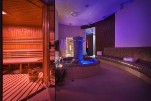 restaurację z wanną z hydromasażem w pokoju w obiekcie Wellness Hotel Diamant w mieście Hluboká nad Vltavou