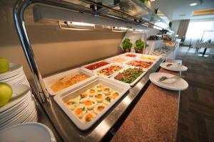 bufet z wieloma tacami z jedzeniem w obiekcie Wellness Hotel Diamant w mieście Hluboká nad Vltavou