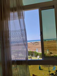 ein Fenster mit Blick auf den Strand in der Unterkunft Piso vistas al mar in Asilah