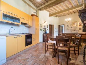 a kitchen and dining room with a table and chairs at La Loggia Sul Nera in Arrone