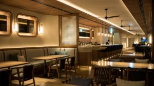 横浜市にあるインターコンチネンタル横浜Pier 8のテーブルと椅子のあるレストラン、バー