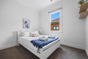 Habitación blanca con cama y ventana en Soldiers on Brougham en Ballarat